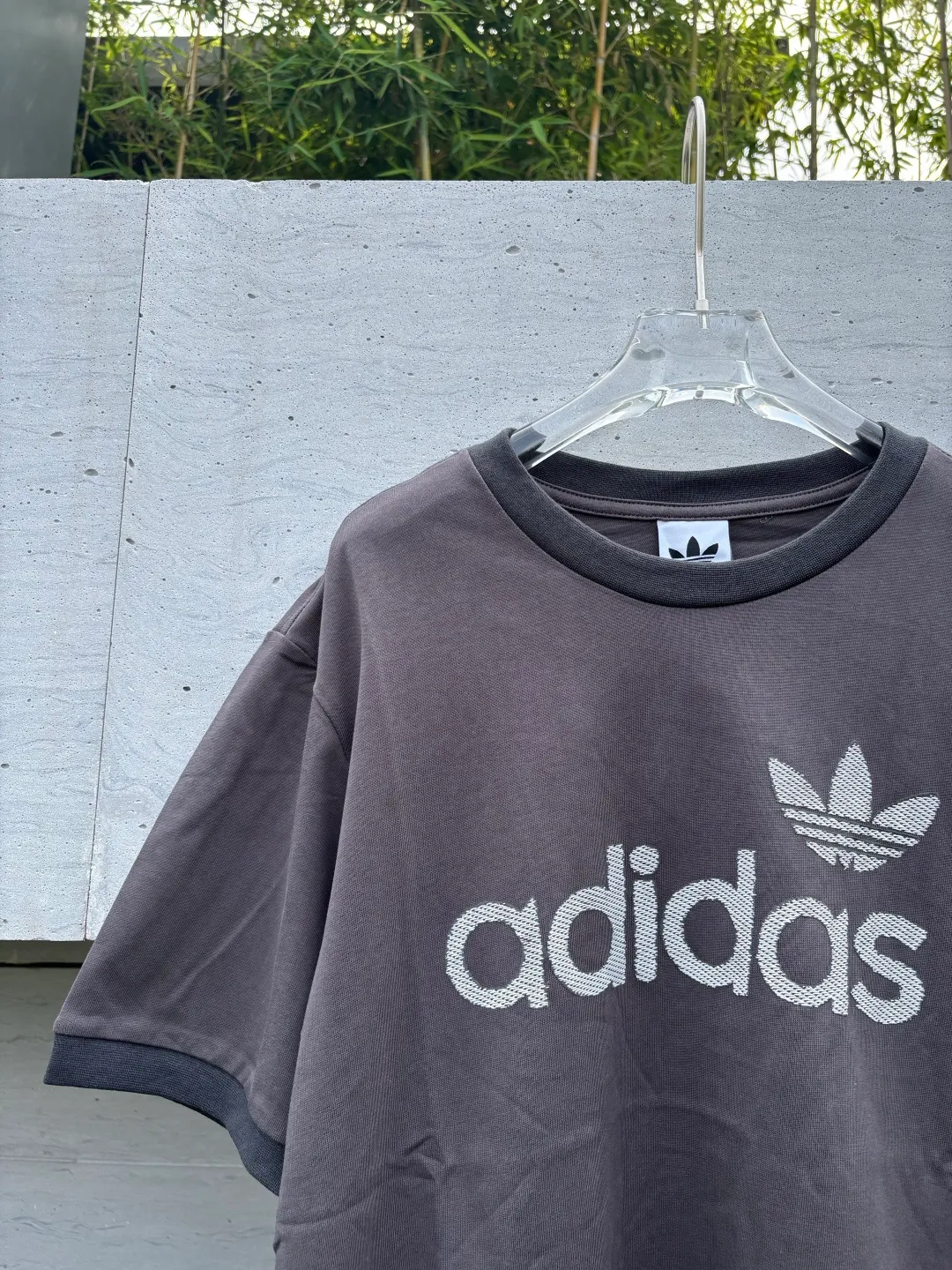𝟬𝟱𝟰𝟰#Exclusive real shot/difference between various stolen pictures and online version on the market [𝗮𝗱𝗶𝗱𝗮𝘀Adidas Clover & Wang Hexi Same Style Contrast Retro T-shirt] ✅This Retro contrast T-shirt directly brings out the American Retro feel. Classic round neck contrast hemming design, white and red Dark Gray is available in two colors, no matter the skin color or body shape, the same style for men and women can be easily chosen as a couple's style! . ✅ Original mold opening, pure original/tag washed wheat ribbon individually coded/full set of 1:1 customized accessories ➕Customized three-label ➕𝗬𝘂𝗮𝗻 version of the tag ➕𝗹𝗼𝗴𝗼 packaging bag🔥 ➕Scan the QR code to enter the official website. Complete with three labels! Perfect Quality! Highly recommended! ✅Top version, ins Xiaohongshu Kuaishou = lots of bloggers’ outfits. ✅Adi’s absolute Hot Sale star Same Style details are online, feel free to compare! The iconic Adidas logo embellishes the chest, highlighting the brand's charm. Fixed color and classic three-bar stripes, classic will never go out of style! Versatile is not picky, the original model is perfect for the upper body, so buy it with your eyes closed! ✅Easily adaptable to various sports or daily leisure scenes. Whether you are running for fitness or hanging out on the street, it can keep you full of energy without losing the sense of fashion. ✅Complete sizes to meet the needs of different body shapes! Color;Dark Gray Size S-XXL
